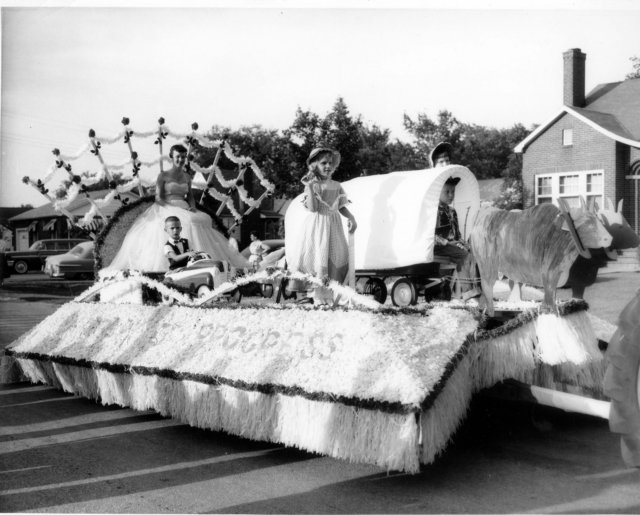 bandwshowfloat2.jpg