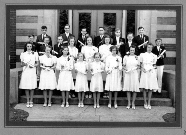 gradeschoolgrads1940.jpg