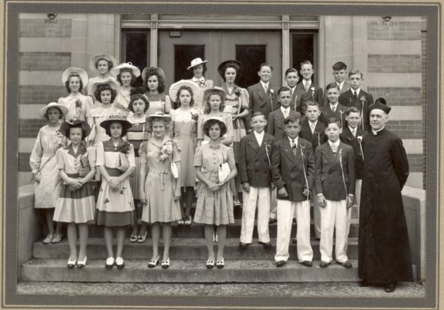 stdominicgradeschoolgraduation1942.jpg